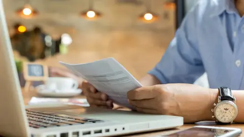 Persona estudiando una hipoteca online