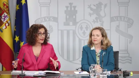 La ministra Portavoz y de Hacienda, Mar&iacute;a Jes&uacute;s Montero (i) y la vicepresidenta tercera y ministra de Asuntos Econ&oacute;micos y Transformaci&oacute;n Digital, Nadia Calvi&ntilde;o (d).