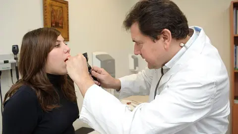 Un m&eacute;dico de Atenci&oacute;n Primaria atiende a una joven andaluza en un centro de salud, en una imagen de archivo