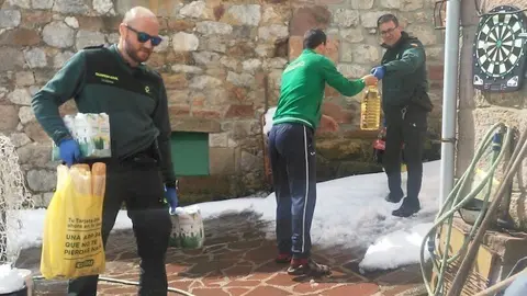 Agentes de la Guardia Civil facilitan productos de primera necesidad a los vecinos de Tresviso, en Picos de Europa.