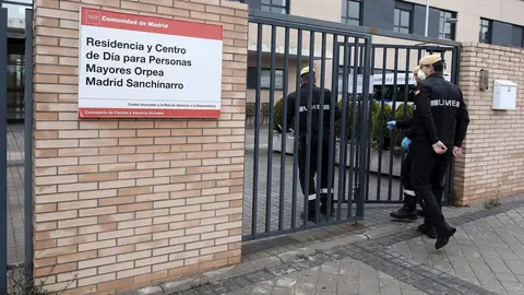 Militares de la UME se dirigen a una residencia y centro de d&iacute;a de Madrid para llevar a cabo tareas de desinfecci&oacute;n para evitar la propagaci&oacute;n del coronavirus