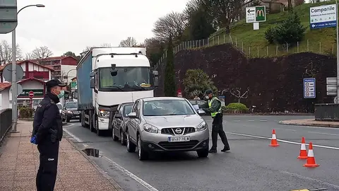 Efectivos de la Guardia Civil y de la Polic&iacute;a realizan controles por el covid-19