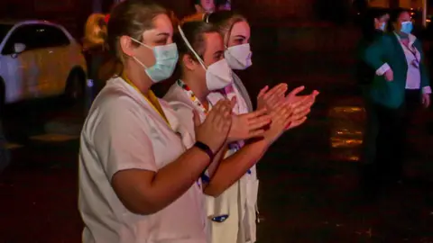 Polic&iacute;as, enfermeros y m&eacute;dicos se unen a los aplausos a los trabajadores sanitarios en la Fundaci&oacute;n Jim&eacute;nez D&iacute;az de Madrid a 21 de marzo de 2020