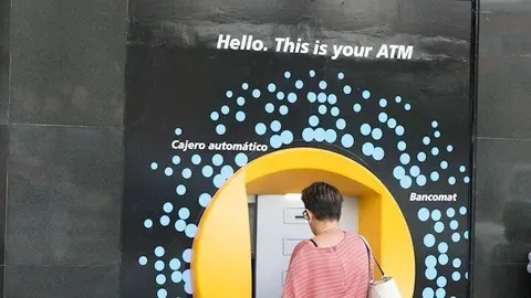 Exterior de un cajero de CaixaBank.