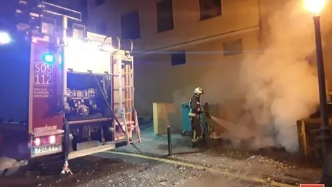 Bomberos sofocan un incendio en un contenedor en Li&eacute;rganes