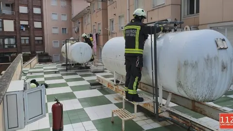 Bomberos del 112 comprobando tanques de gas en Laredo tras un escape en uno de ellos