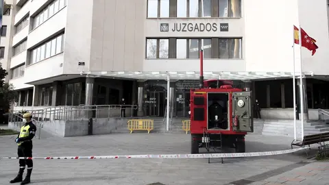 Un militar de la UME vigila fuera de los juzgados ordinarios de Plaza Castilla y de Familia donde los efectivos militares llevar&aacute;n a cabo labores de desinfecci&oacute;n debido a la afluencia de p&uacute;blico al estar abierta estas sedes para diligencias urgentes