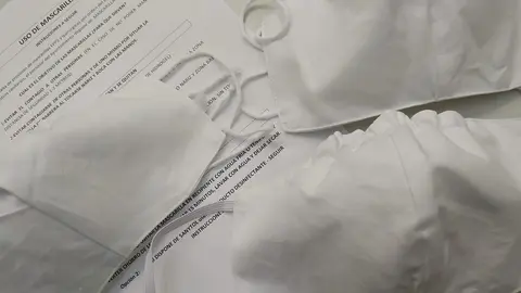 El Ayuntamiento de Calatayud reparte mascarillas a los peque&ntilde;os comercios.