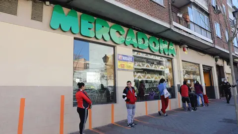 Varias personas esperan para poder entrar a comprar en un supermercado Mercadona de Madrid en plena crisis sanitaria por coronavirus donde los espa&ntilde;oles llevan confinados en sus hogares casi dos semanas, en Madrid (Espa&ntilde;a), a 26 de marzo de 2020.