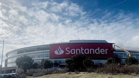 Uno de los edificios de la Ciudad Financiera del Grupo Santander cerca de la localidad madrile&ntilde;a de Boadilla del Monte.