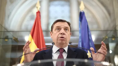 El ministro de Agricultura, Pesca y Alimentaci&oacute;n, Luis Planas en rueda de prensa tras su reuni&oacute;n con las asociaciones de consumidores y usuarios, en la sede del Ministerio, en Madrid (Espa&ntilde;a), a 20 de febrero de 2020.