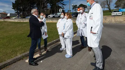 El consejero de Sanidad, Miguel Rodr&iacute;guez, con profesionales del Hospital de Liencres