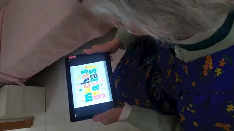 Ineco dona 'tablets' a residencisa de la tercera edad