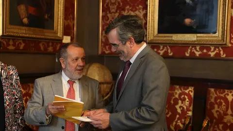 El presidente del Senado, Manuel Cruz (d), recibe en el Senado al Defensor del Pueblo en funciones, Francisco Fern&aacute;ndez Marug&aacute;n (i), que le hace entrega del informe anual de su instituci&oacute;n.