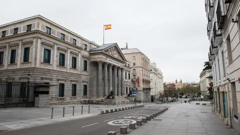 Fachada del Congreso de los Diputados durante el primer d&iacute;a del luto oficial por los fallecidos del COVID-19 decretado por la presidenta madrile&ntilde;a, Isabel D&iacute;az Ayuso, en Madrid (Espa&ntilde;a) a 30 de marzo de 2020.