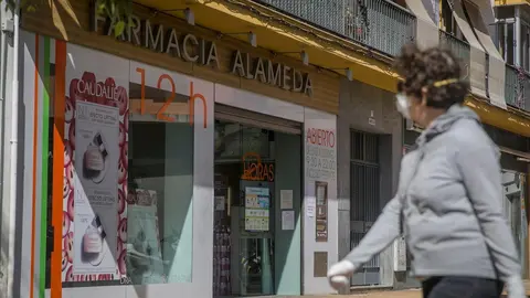 Farmacia abierta por ser esencial, durante la limitaci&oacute;n total de movimientos salvo de los trabajadores de actividades esenciales