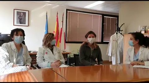 Joven voluntaria junto a personal sanitario