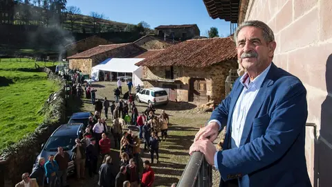El presidente de Cantabria, Miguel &Aacute;ngel Revilla, en una zona rural