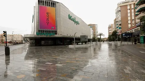 Un edificio de El Corte Ingl&eacute;s en la Avd. La Libertad, vac&iacute;a durante el estado de alarma, a 22 de marzo de 2020.