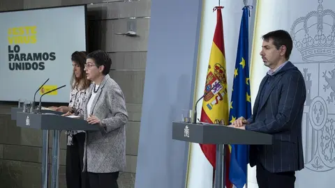 La secretaria de Estado de Cooperaci&oacute;n, &Aacute;ngeles Moreno (i), la ministra de Asuntos Exteriores, UE y Cooperaci&oacute;n, Arancha Gonz&aacute;lez Laya (c) y el director general de espa&ntilde;oles en el Exterior y Asuntos Consulares, Juan Duarte (d)
