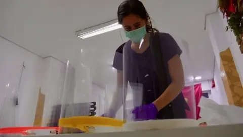 Voluntaria de la Red C&aacute;ntabra de Apoyo Mutuo elabora equipos de protecci&oacute;n contra el COVID