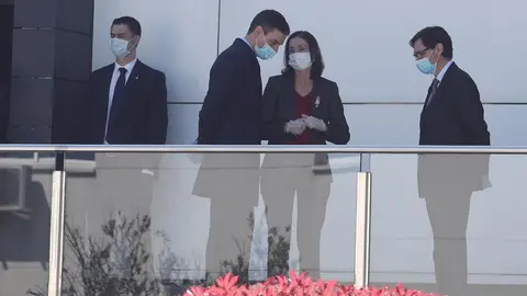 (I-D) El presidente del gobierno, Pedro S&aacute;nchez, acompa&ntilde;ado entre otros por la ministra de Industria y Comercio, Reyes Maroto, y el ministro de Sanidad, Salvador Illa, finaliza la visita que ha realizado a las instalaciones interiores de la empresa Hersil