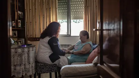 Isabel Calvo. Tiene 48 a&ntilde;os y vive en Fuenlabrada, Madrid. Trabaja como auxiliar de asistencia a domicilio dentro del sistema de atenci&oacute;n a la dependencia. 