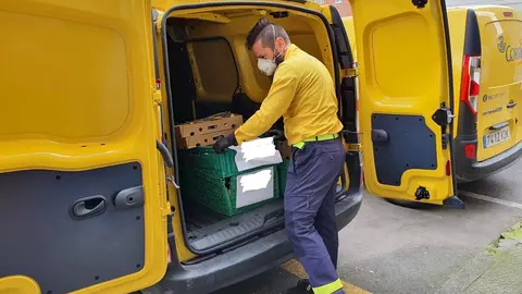 Voluntarios de Correos en Santander colaboran con el Ayuntamiento para repartir comida a domicilio a familias necesitadas