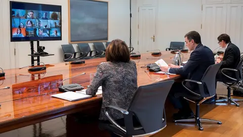 (D-I) El ministro de Sanidad, Salvador Illa, el presidente del Gobierno, Pedro S&aacute;nchez, en la reuni&oacute;n del Comit&eacute; Cient&iacute;fico de la Covid-19, en Madrid (Espa&ntilde;a) a 4 de abril de 2020.