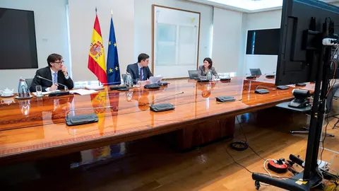 (I-D) El ministro de Sanidad, Salvador Illa, el presidente del Gobierno, Pedro S&aacute;nchez, y la directora adjunta del Centro de Coordinaci&oacute;n de Alertas y Emergencias Sanitarias (CCAES), Mar&iacute;a Jos&eacute; Sierra,            
