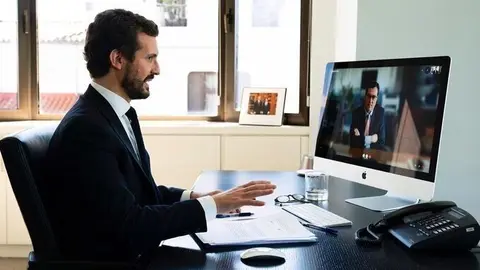 El presidente del PP, Pablo Casado, se re&uacute;ne por videoconferencia con el presidente de la CEOE, Antonio Garamendi, para hablar sobre la crisis del coronavirus e intercambiar propuestas. En Madrid,  a 2 de abril de 2020.