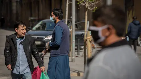 Varias personas protegidas con mascarillas durante el primer d&iacute;a laborable de la segunda semana desde que se decret&oacute; el estado de alarma en el pa&iacute;s a consecuencia del coronavirus, en Barcelona/Catalunya (Espa&ntilde;a) a 23 de marzo de 2020.