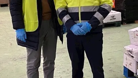 El alcalde de Astillero, Javier Fern&aacute;ndez Sober&oacute;n, junto al director general de la empresa 3L Internacional, M&aacute;ximo Gonz&aacute;lez, y las cajas con la donaci&oacute;n recibida por el Ayuntamiento.