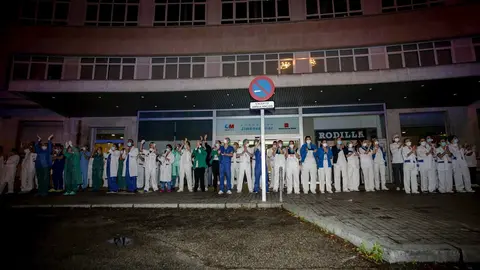 Polic&iacute;as, enfermeros y m&eacute;dicos se unen a los aplausos a los trabajadores sanitarios en la Fundaci&oacute;n Jim&eacute;nez D&iacute;az de Madrid a 21 de marzo de 2020