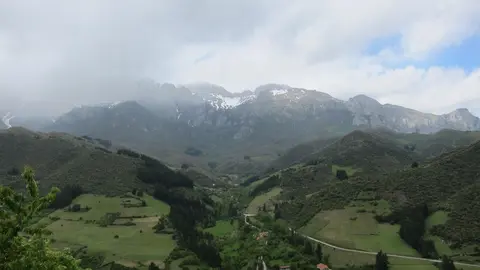 Monta&ntilde;as del valle de Li&eacute;bana. Foto de archivo