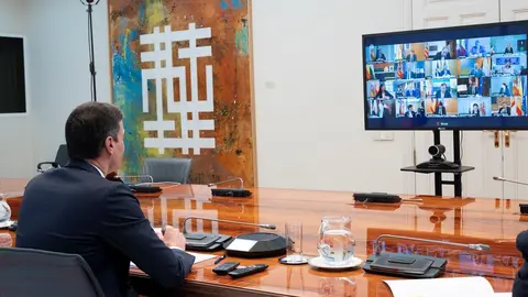 S&aacute;nchez se re&uacute;ne por videoconferencia con los presidentes auton&oacute;micos, en Madrid (Espa&ntilde;a) a 5 de abril de 2020.