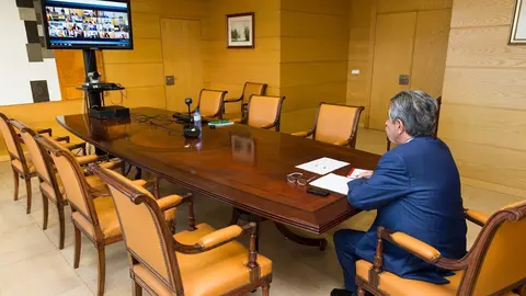 El presidente de Cantabria, Miguel &Aacute;ngel Revilla, en la videoconferencia con Pedro S&aacute;nchez y el resto de presidentes auton&oacute;micos