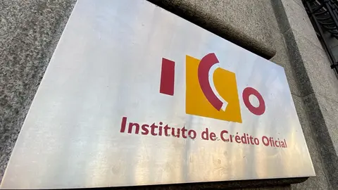 Placa con el logo del ICO (Instituto del Cr&eacute;dito Oficial), en una de las puertas de acceso de la sede, en el Paseo del Prado de Madrid (Espa&ntilde;a).