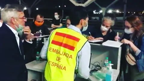 Pasajeros registr&aacute;ndose para el vuelo de regreso desde India