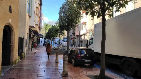 D&iacute;a de sol y lluvia en Oviedo, en la calle San Francisco, junto al Edificio Hist&oacute;rico de la Universidad (Imagen de archivo)