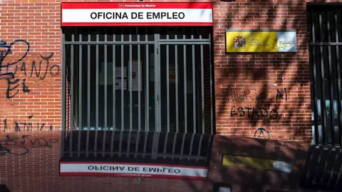 Rejas en las puertas de una Oficina de Empleo cerrada