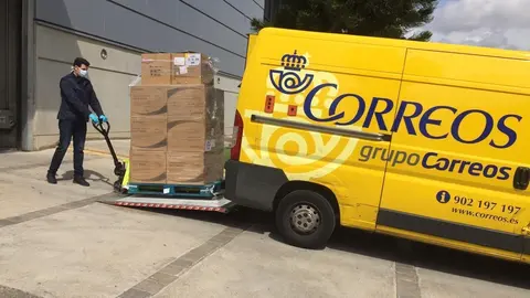 Correos distribuye mascarillas para transportistas