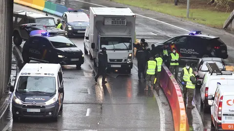 Varios militares del ej&eacute;rcito y polic&iacute;as nacionales efect&uacute;an un control de tr&aacute;fico en la carretera de Alcobendas (Madrid) durante la tercera semana de confinamiento por la crisis del coronavirus