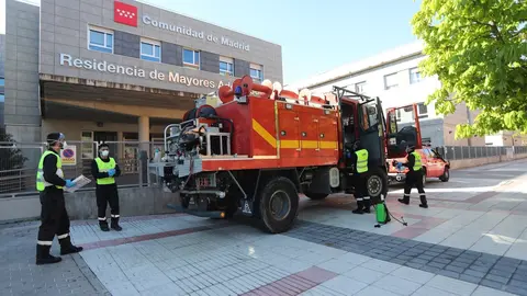 Llegada del cami&oacute;n de la Unidad Militar de Emergencias (UME) a las inmediaciones de la residencia de ancianos Adolfo Su&aacute;rez