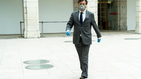 El portavoz de Vox llega al Parlamento con mascarilla y guantes