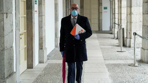 F&eacute;lix Alvarez, portavoz de Cs, llega al Parlamento con mascarilla