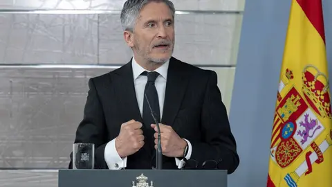 El ministro del Interior, Fernando Grande-Marlaska, durante una rueda de prensa en relaci&oacute;n al coronavirus, en Moncloa, en Madrid (Espa&ntilde;a) a 5 de abril de 2020.