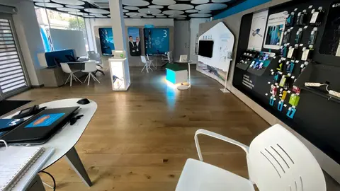 Interior de una tienda de la compa&ntilde;&iacute;a telef&oacute;nica Movistar.