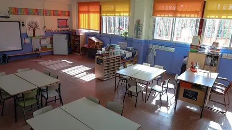 Aula vac&iacute;a tras la suspensi&oacute;n de la actividad docente presencial por la pandemia.