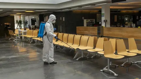 Trabajos de desinfecci&oacute;n en la Delegaci&oacute;n de la Junta de Castilla y Le&oacute;n en Salamanca. .